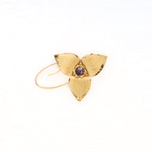 Charger l&#39;image dans la galerie, sterling silver with 24kt gold plating trillium brooch with an amethyst in the center