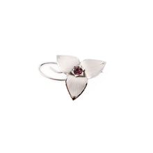 Charger l&#39;image dans la galerie, sterling silver trillium brooch with a genuine amethyst in the center