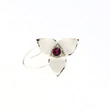Charger l&#39;image dans la galerie, sterling silver trillium brooch with a genuine amethyst in the center