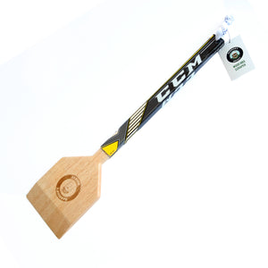 Grattoir à barbecue en bois fait d’un bâton de hockey recyclé